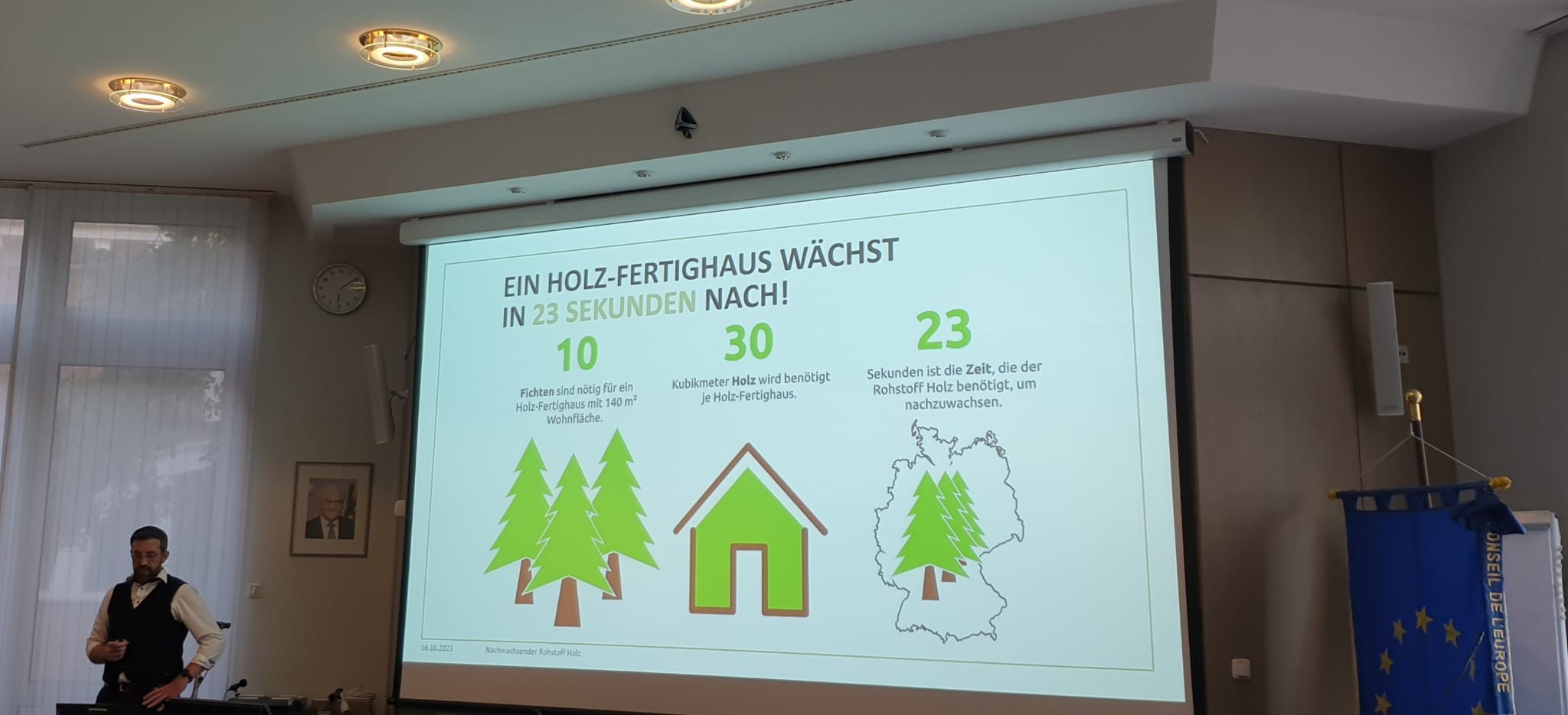 Stephan Erkens von Erkens BauConcept GmbH / Erkens Holztechnik aus Gangelt referiert ber die Vor- und Nachteile von einer Modulbauweise aus Holz.